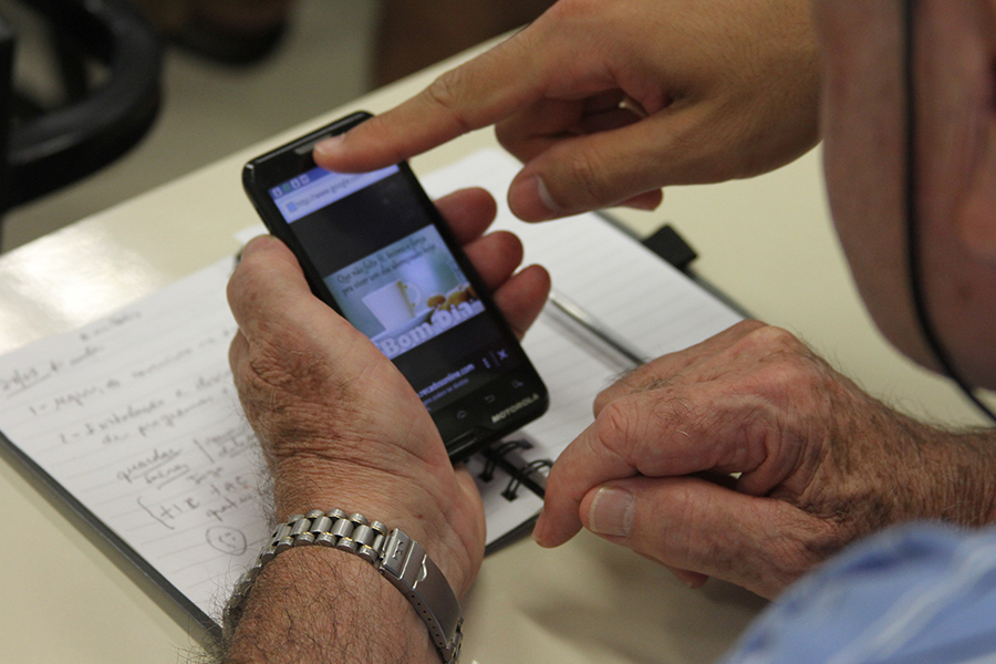 ICMC recebe inscrições para curso avançado que ensina idosos a utilizar smartphones