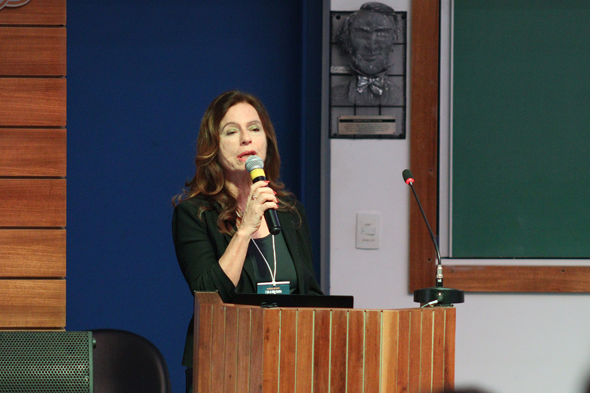 Professora Roseli Aparecida Francelin Romero durante palestra no MBA em Inteligência Artificial e Big Data da USP destacando as aplicações de aprendizado de máquina e robótica em cenários reais