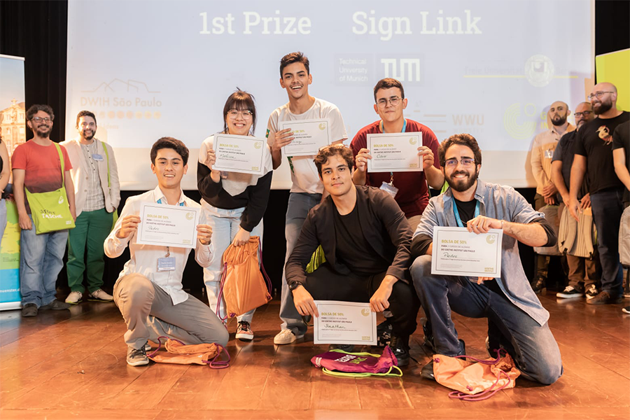 Alunos da USP conquistam prêmio com aplicativo que estimula aprendizado de línguas de sinais