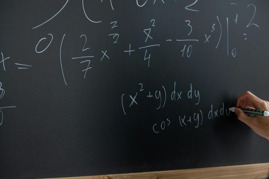 Já terminou o doutorado em matemática? Aproveite esta oportunidade: bolsa de pós-doutorado no ICMC