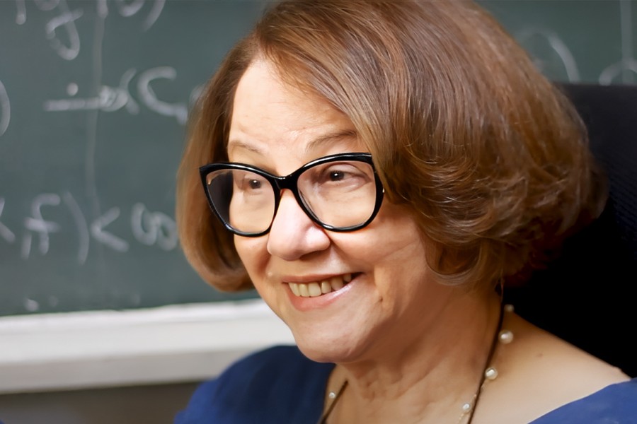 Professora emérita do ICMC recebe prêmio de liderança matemática em evento nos Estados Unidos