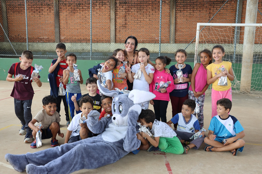 Projeto do ICMC leva ciência, robô e chocolate a crianças em ação de Páscoa