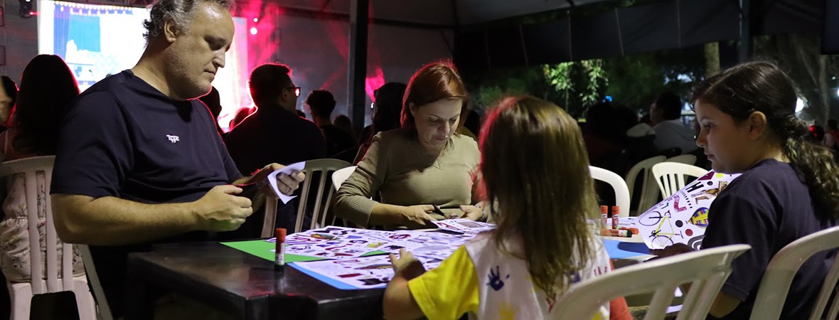 Evento prévio ao Pint of Science transforma Praça XV em festa da ciência para crianças e famílias